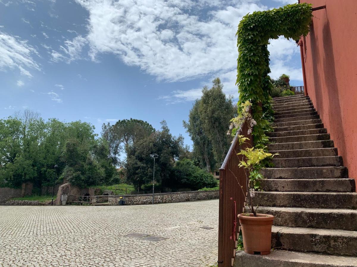 Casette Rosse Nel Borgo Medievale Di Fossanova Latina Exterior photo