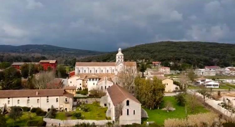 Casette Rosse Nel Borgo Medievale Di Fossanova Latina Exterior photo