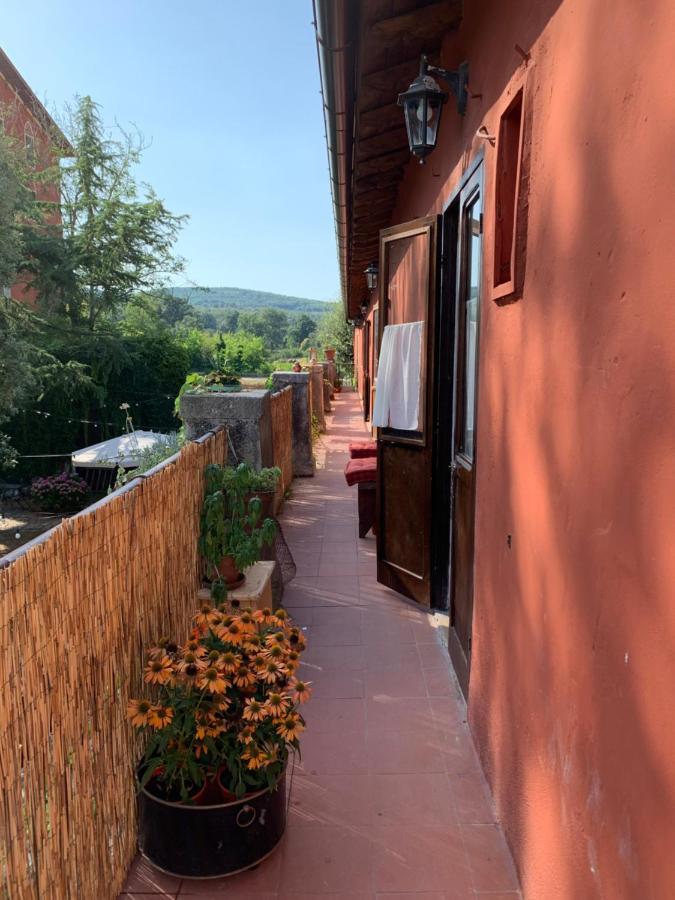 Casette Rosse Nel Borgo Medievale Di Fossanova Latina Exterior photo
