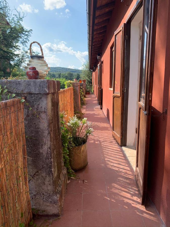Casette Rosse Nel Borgo Medievale Di Fossanova Latina Exterior photo