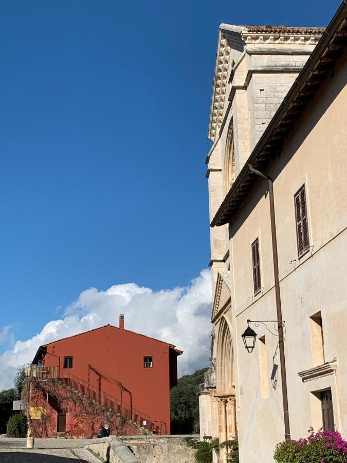 Casette Rosse Nel Borgo Medievale Di Fossanova Latina Exterior photo