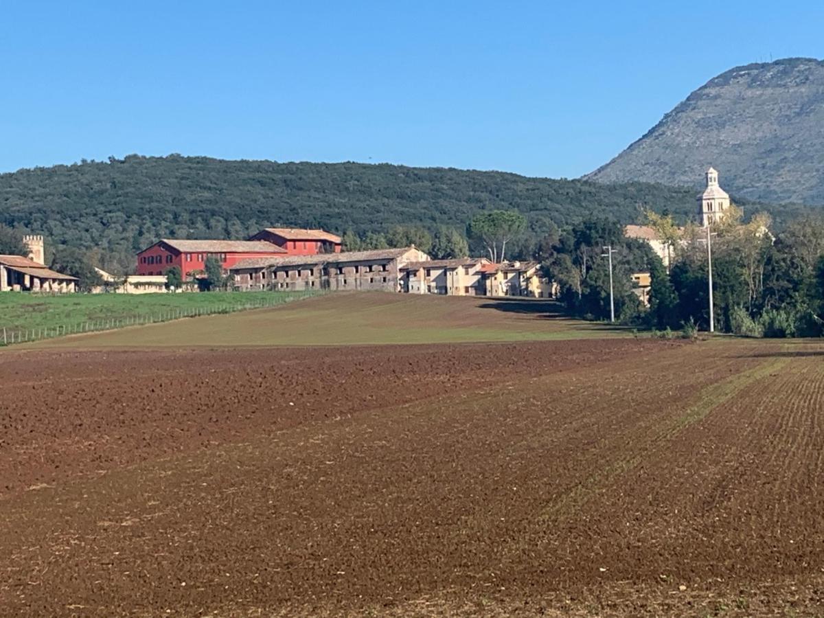Casette Rosse Nel Borgo Medievale Di Fossanova Latina Exterior photo
