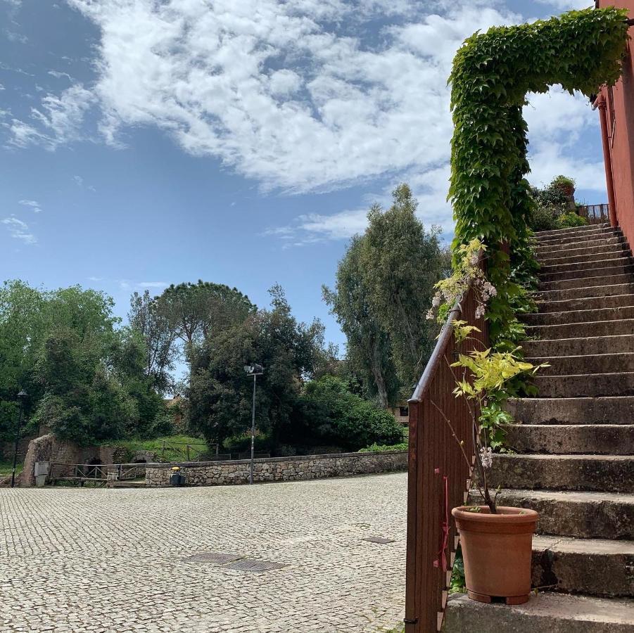 Casette Rosse Nel Borgo Medievale Di Fossanova Latina Exterior photo